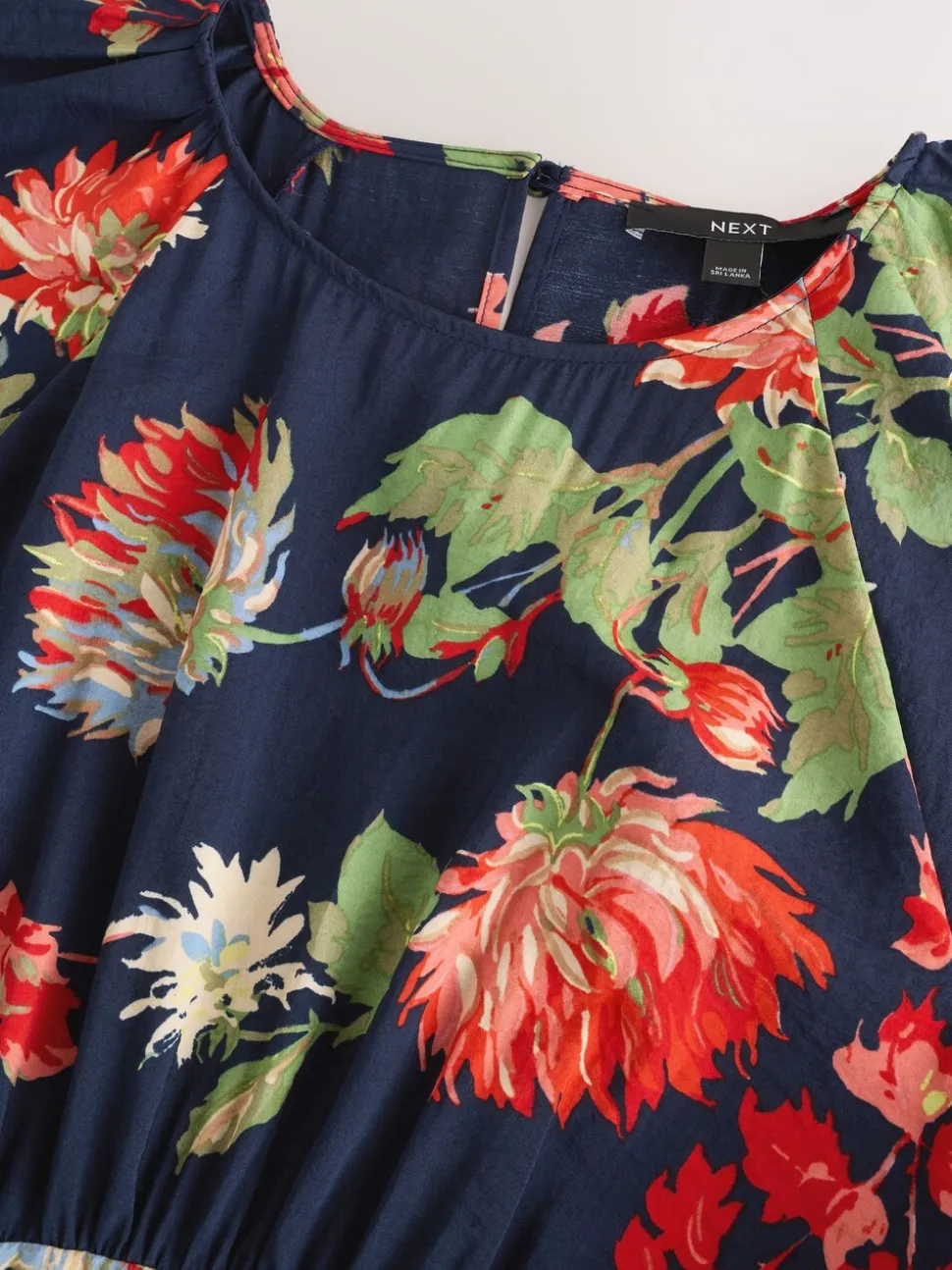 Marineblauw met bloemenprint - Midi-jurk met print en pofmouwen