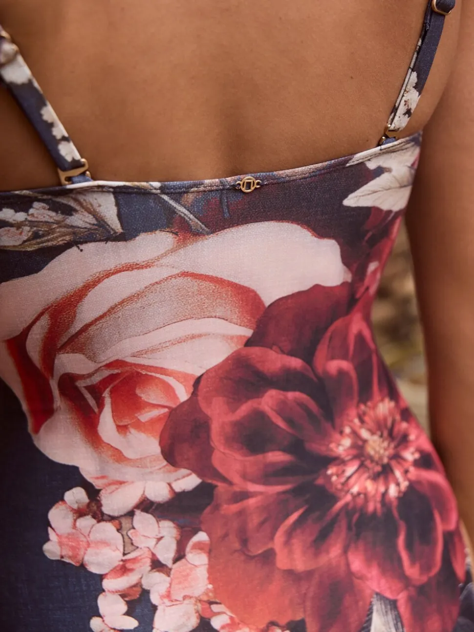 Marineblauw met bloemenprint - Vormgevend bandeaubadpak met buikcorrectie