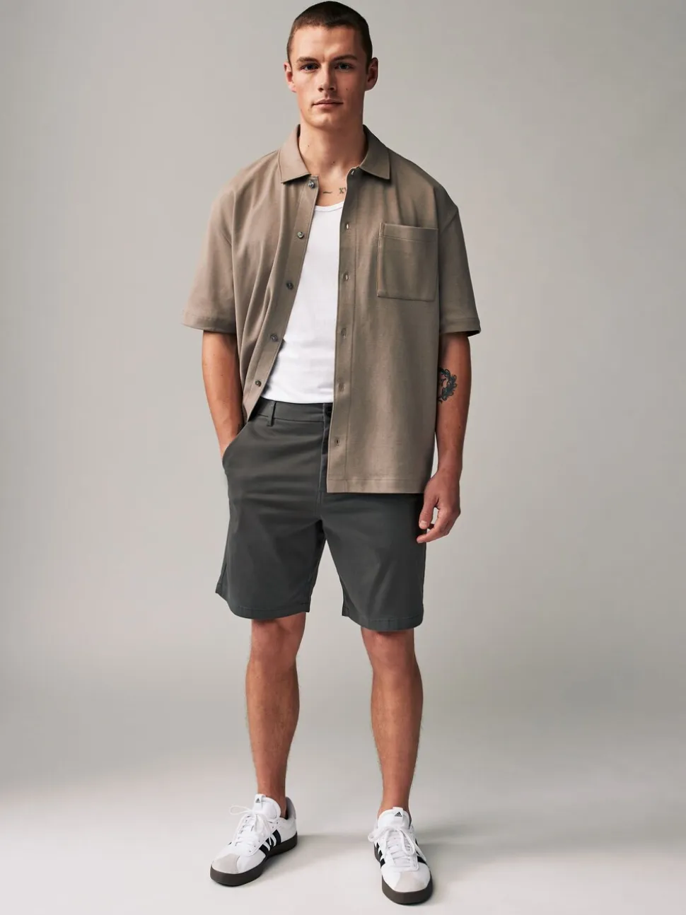 Marineblauw/antraciet - Ruimvallende pasvorm. - Set van 2 chinoshorts met stretch