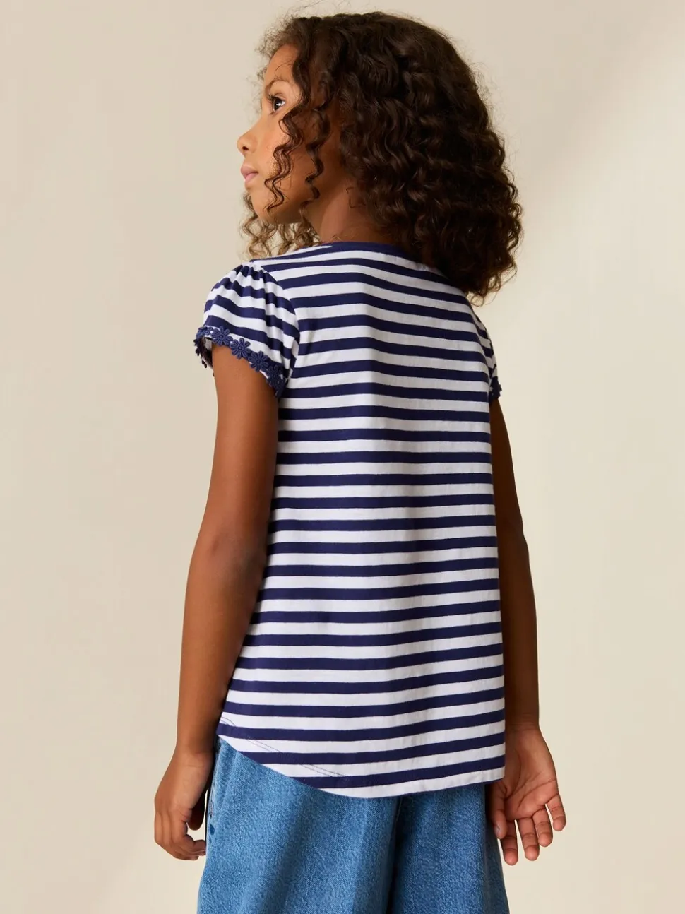Marineblauwe/witte strepen - T-shirt met zakje en madeliefjesprint (1,5-16 jr)