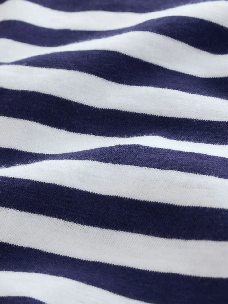Marineblauwe/witte strepen - T-shirt met zakje en madeliefjesprint (1,5-16 jr)
