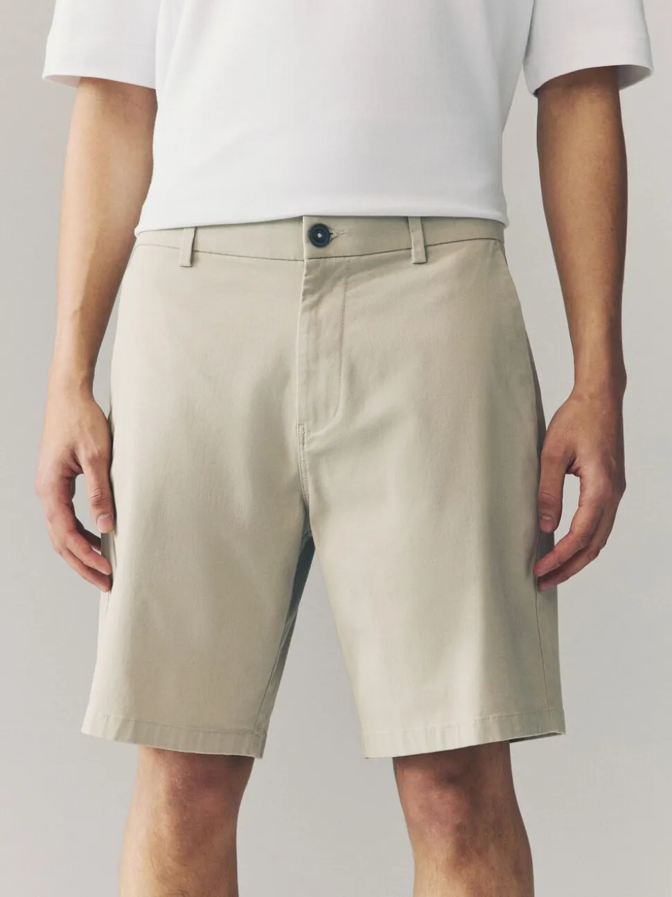 Marineblauw/kiezelkleurig - Ruimvallende pasvorm. - Set van 2 chinoshorts met stretch