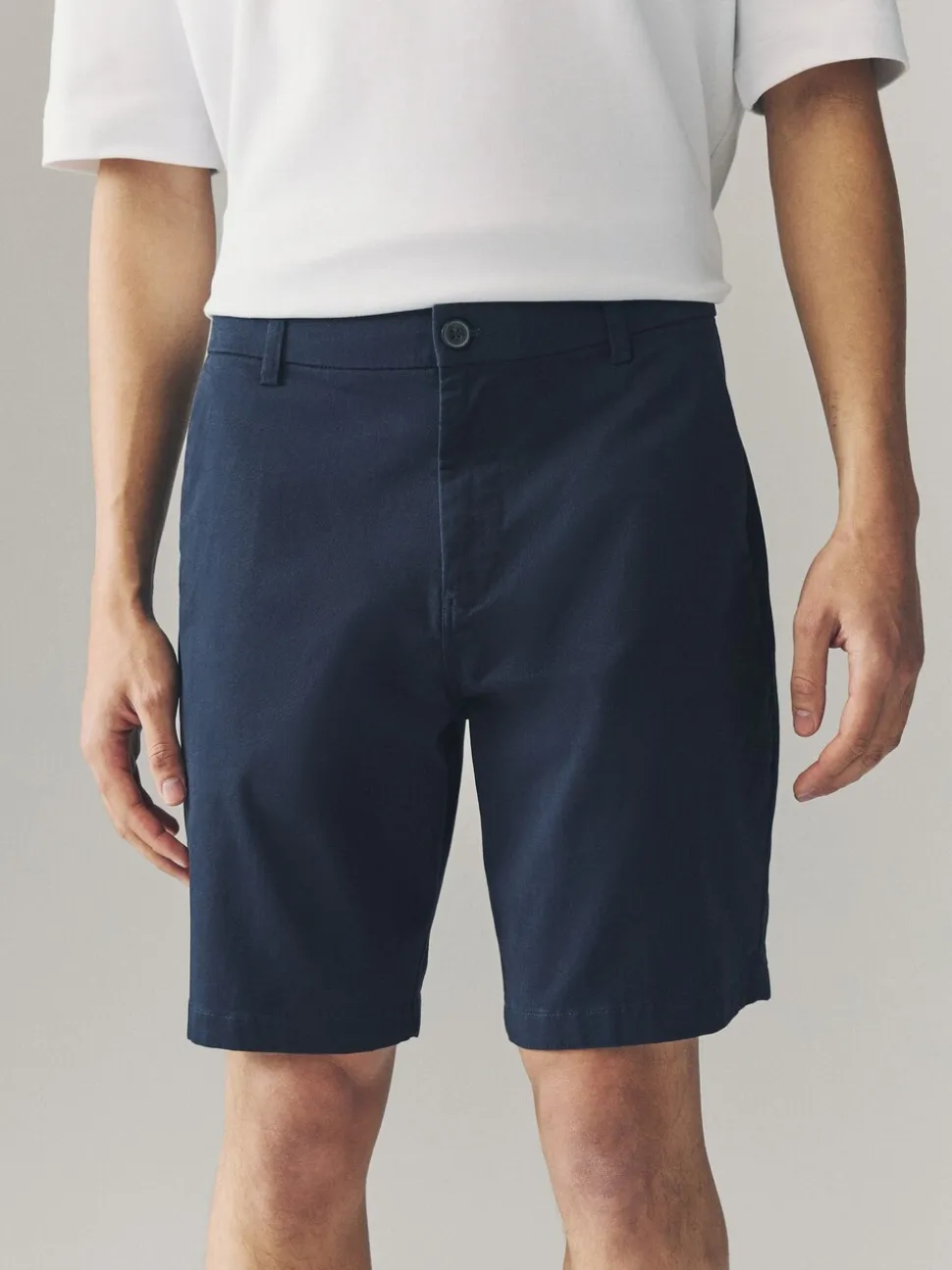 Marineblauw/kiezelkleurig - Ruimvallende pasvorm. - Set van 2 chinoshorts met stretch
