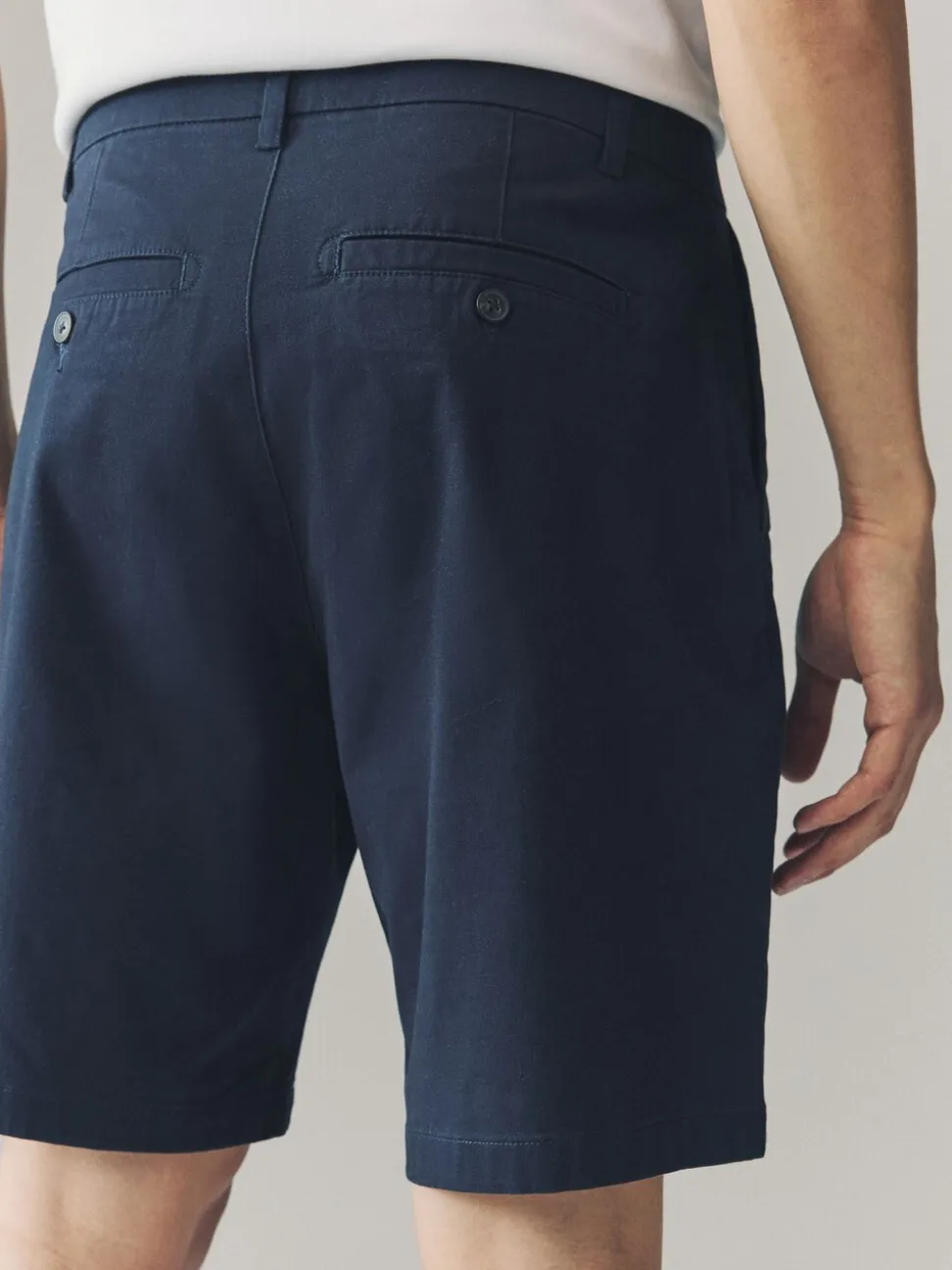 Marineblauw/kiezelkleurig - Ruimvallende pasvorm. - Set van 2 chinoshorts met stretch