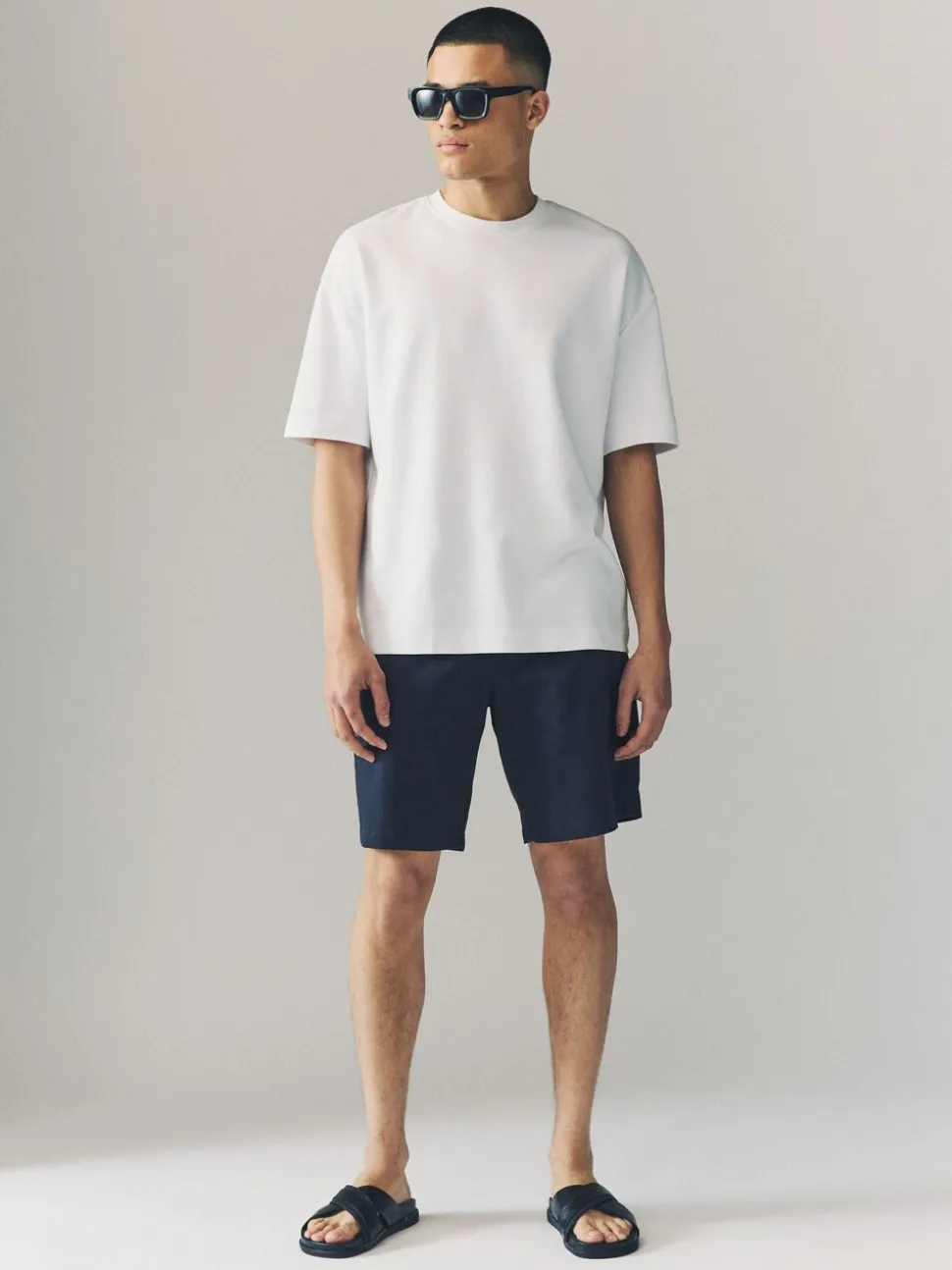 Marineblauw/kiezelkleurig - Ruimvallende pasvorm. - Set van 2 chinoshorts met stretch