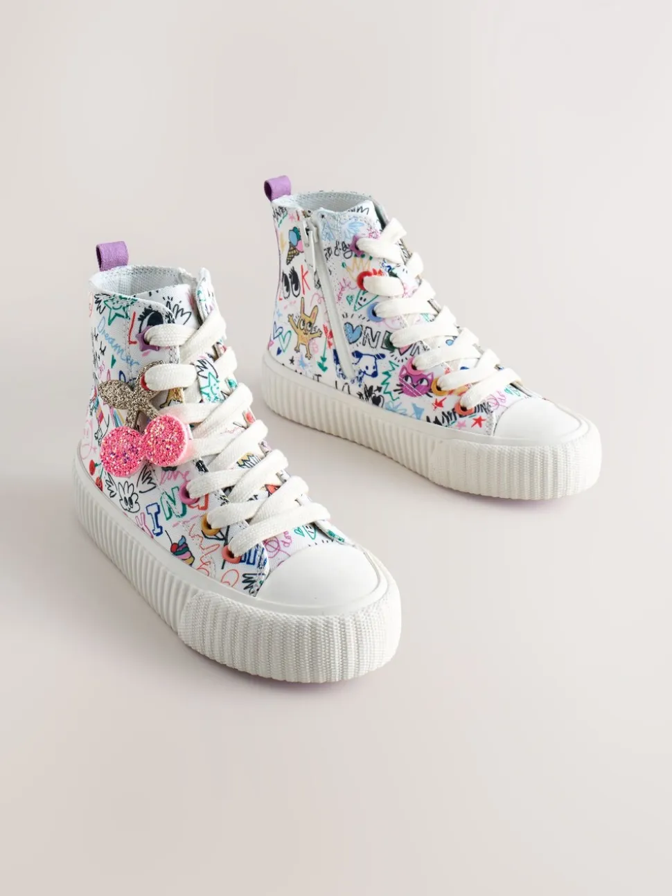 Meerkleurige schetsachtige print - Hoge sneakers met veters