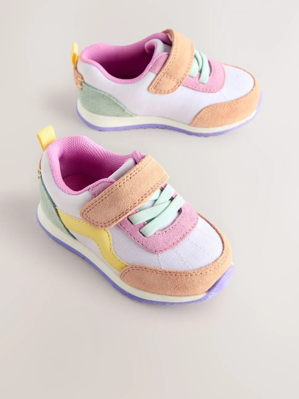 Met verschillende kleurvlakken - Eerste loopschoentjes: sneakers