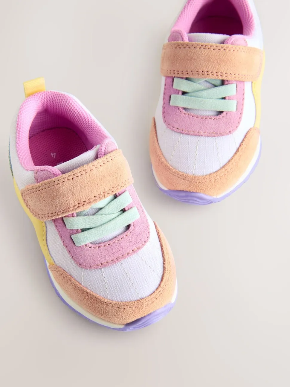 Met verschillende kleurvlakken - Eerste loopschoentjes: sneakers