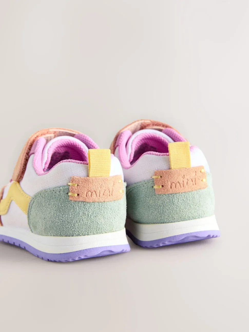 Met verschillende kleurvlakken - Eerste loopschoentjes: sneakers