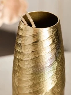 Metalen vloervaas met textuur