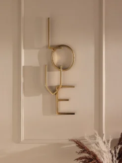 Metalen wandplaat met het woord LOVE
