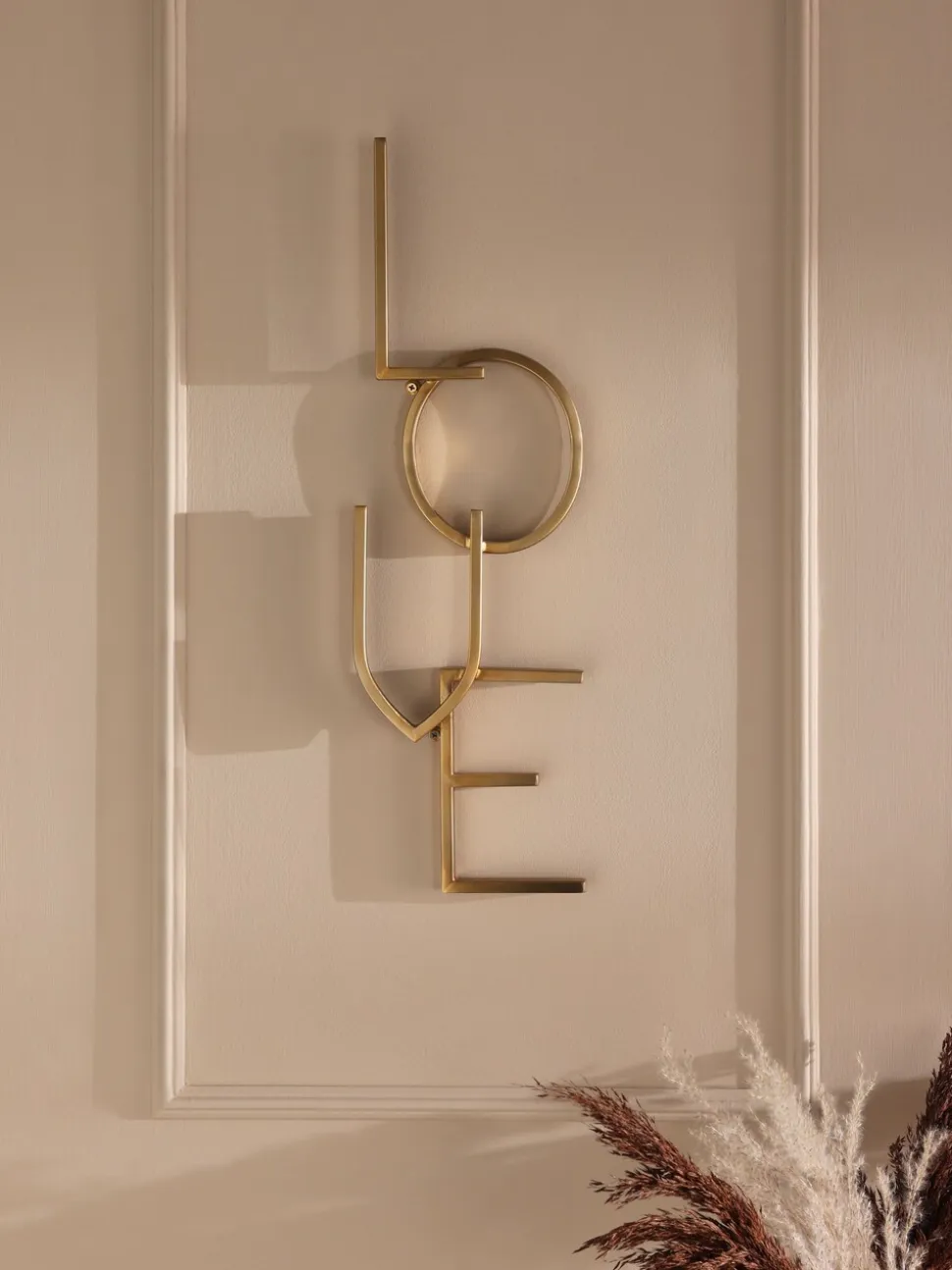 Metalen wandplaat met het woord LOVE