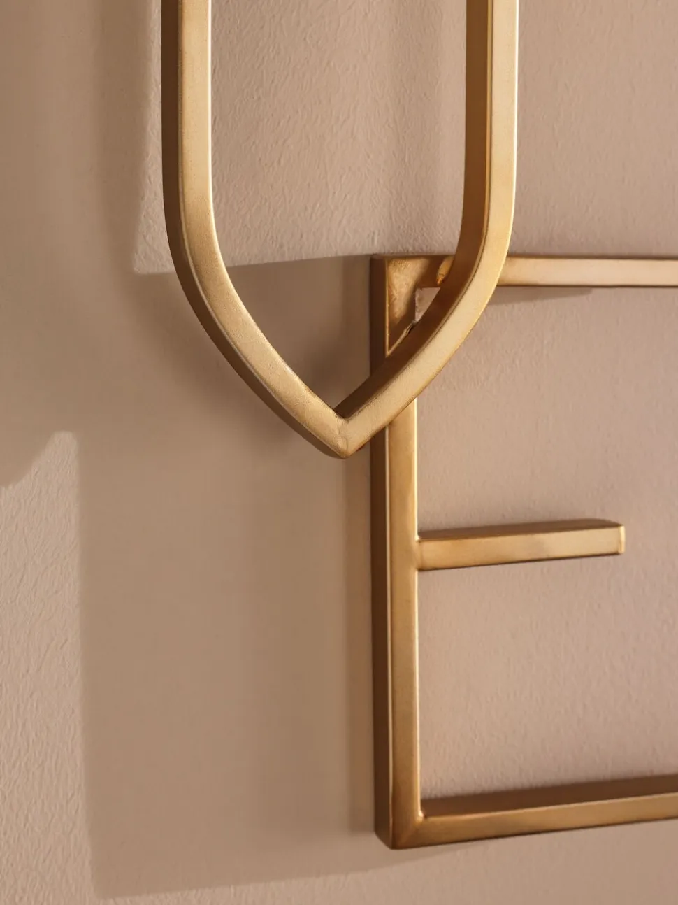 Metalen wandplaat met het woord LOVE