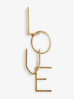 Metalen wandplaat met het woord LOVE