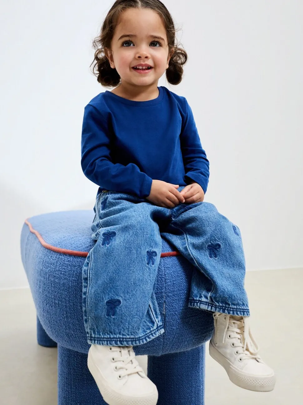 Middenblauw denim - Jeans met strikborduursel (3mnd -7jr)
