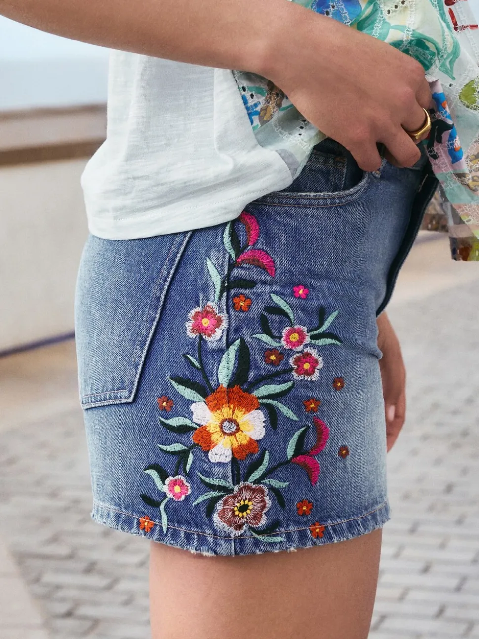 Middenblauw met bloemenborduursel - Denim shorts voor jongens