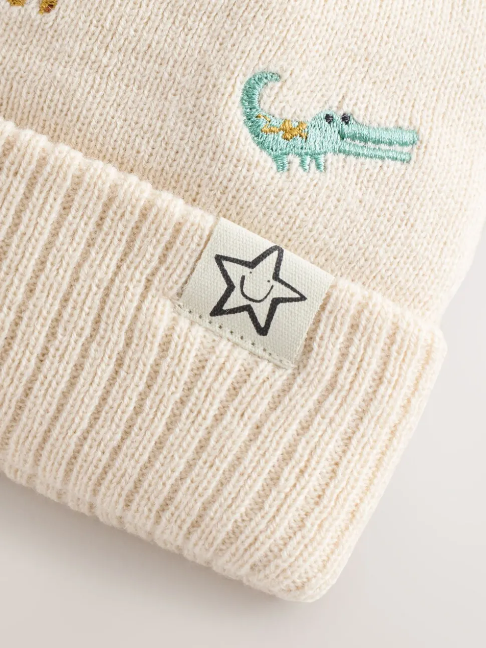 Naturel geborduurd met safariprint - Beanie-muts met pompon (3mnd-10jr)