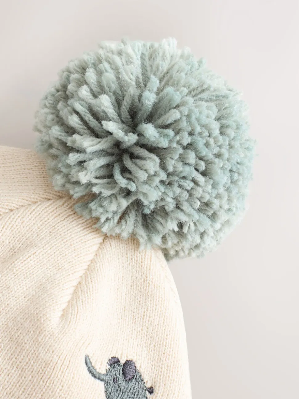 Naturel geborduurd met safariprint - Beanie-muts met pompon (3mnd-10jr)