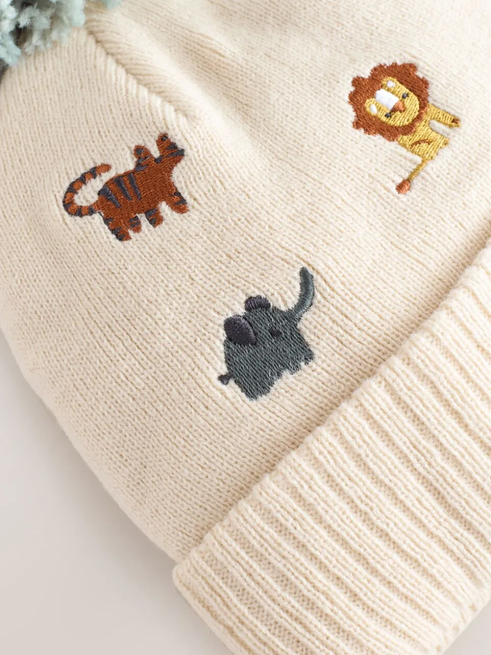 Naturel geborduurd met safariprint - Beanie-muts met pompon (3mnd-10jr)
