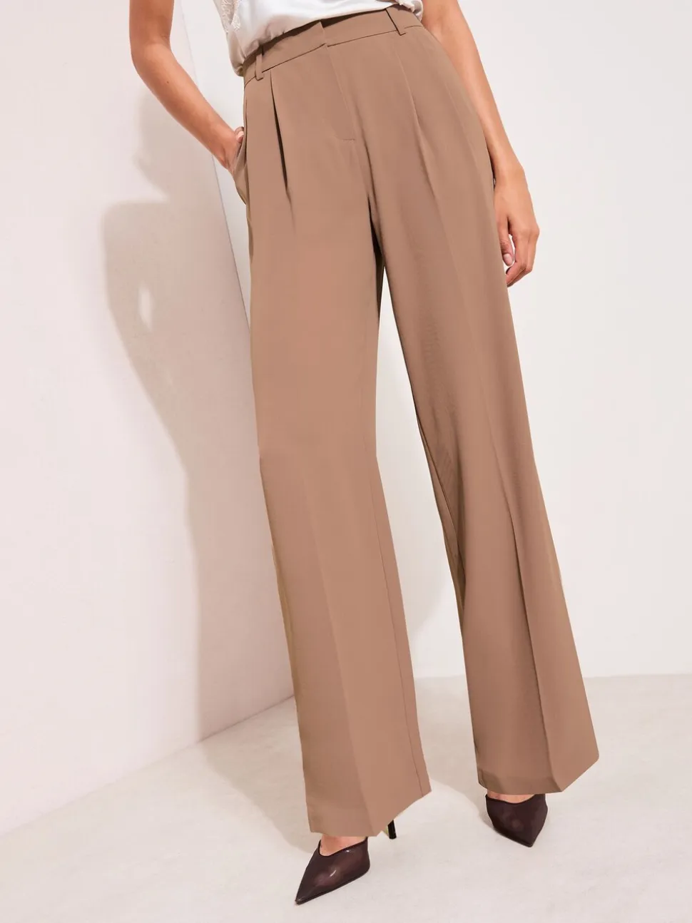 Naturel Latte - Friends Like These Premium broek met wijde pijpen en elastiek aan de achterkant