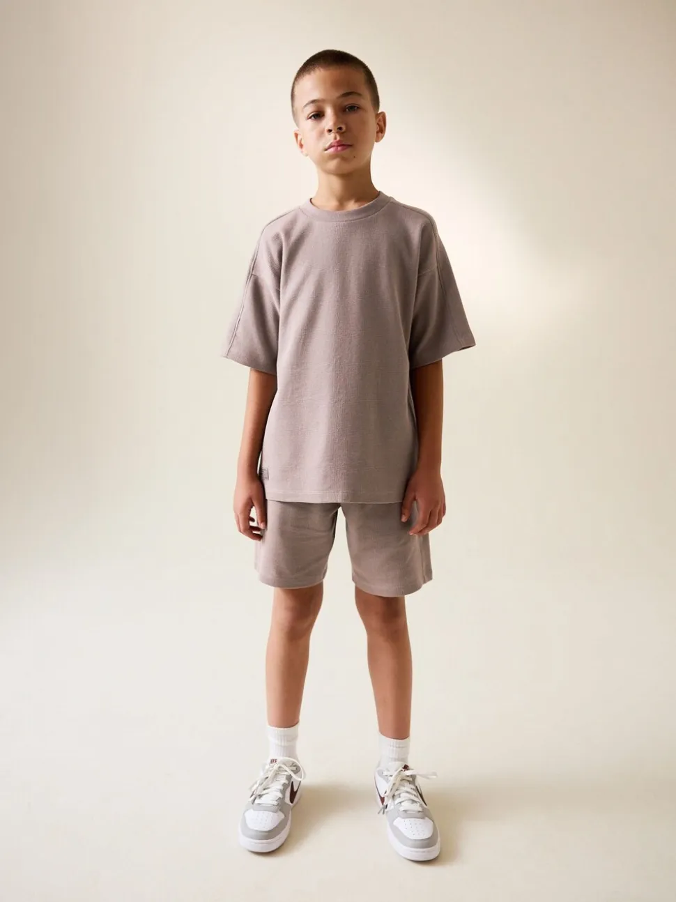 Nertsgrijs/bruin - Set van T-shirt met textuur en korte mouwen en shorts (3 - 16 jr)