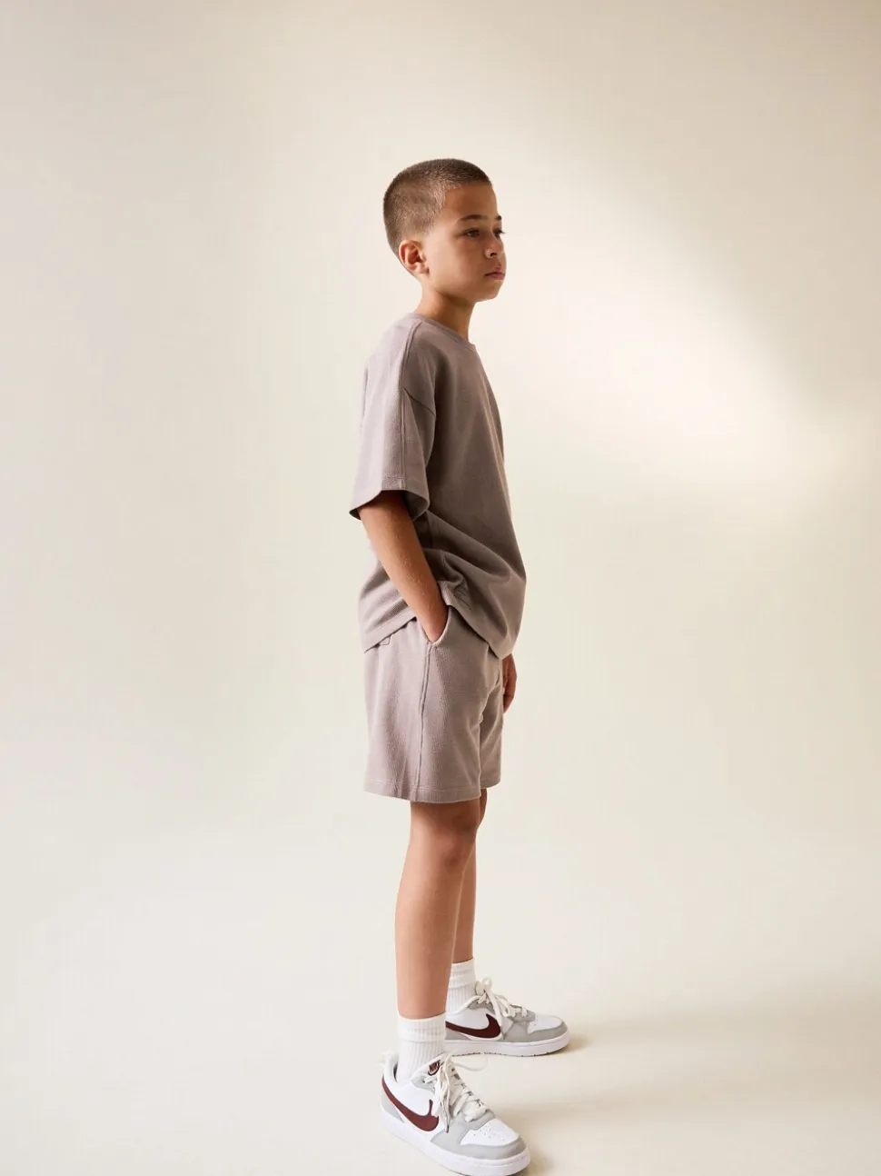 Nertsgrijs/bruin - Set van T-shirt met textuur en korte mouwen en shorts (3 - 16 jr)