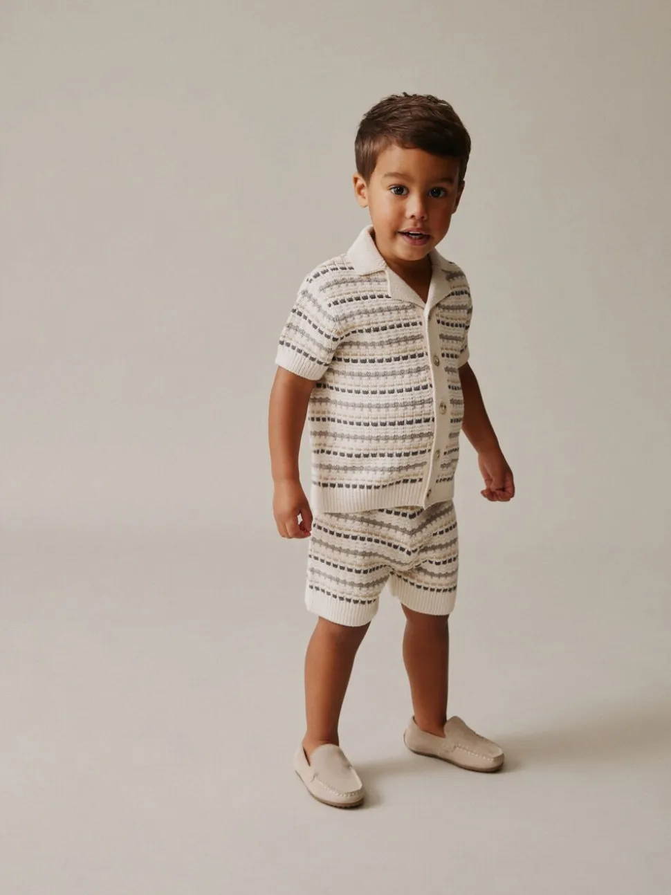 Neutraal - Set van gebreid poloshirt met textuur en reverskraag en shorts (3mnd -10jr)