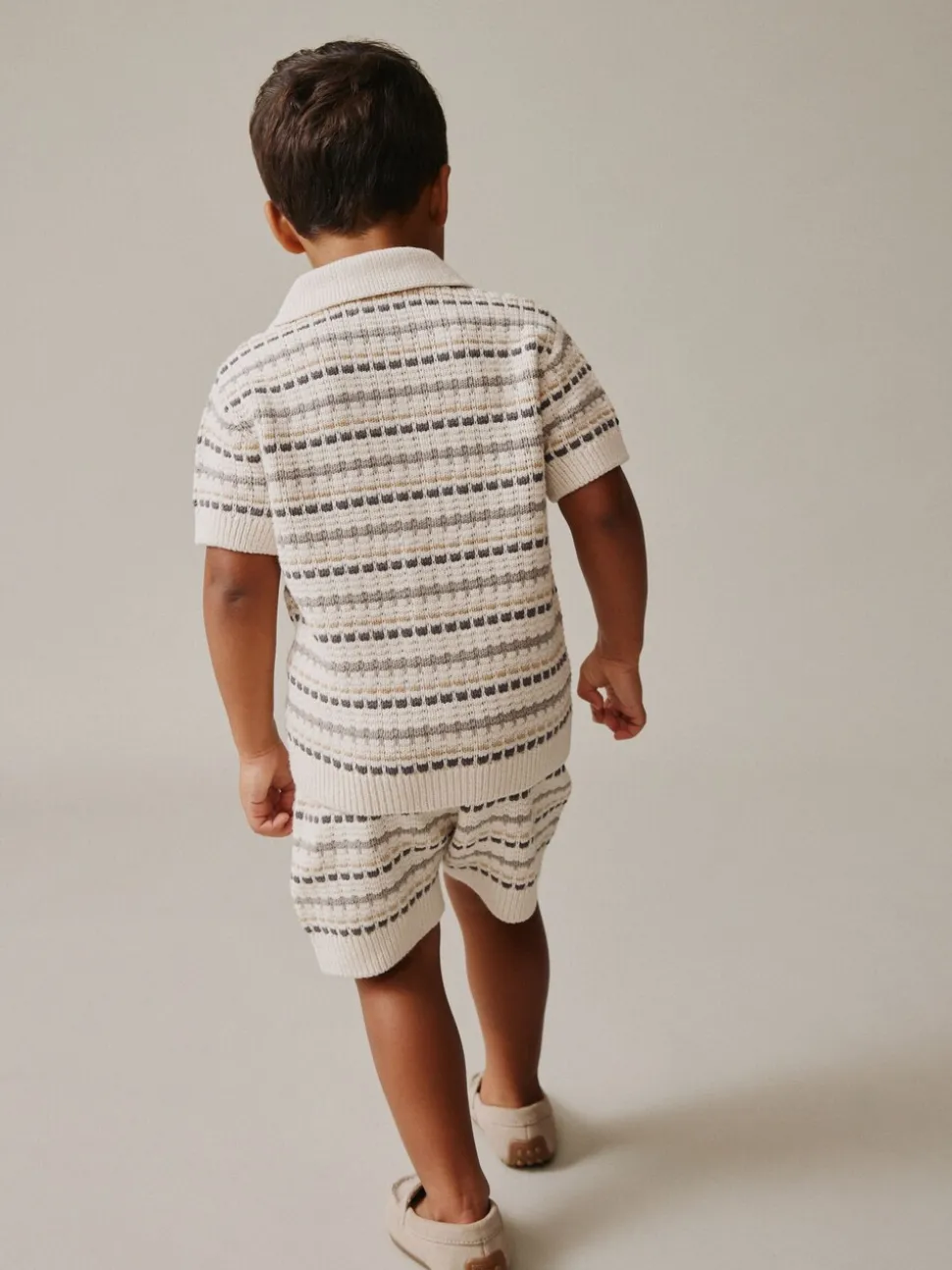 Neutraal - Set van gebreid poloshirt met textuur en reverskraag en shorts (3mnd -10jr)