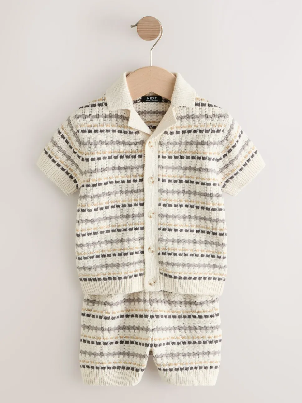 Neutraal - Set van gebreid poloshirt met textuur en reverskraag en shorts (3mnd -10jr)