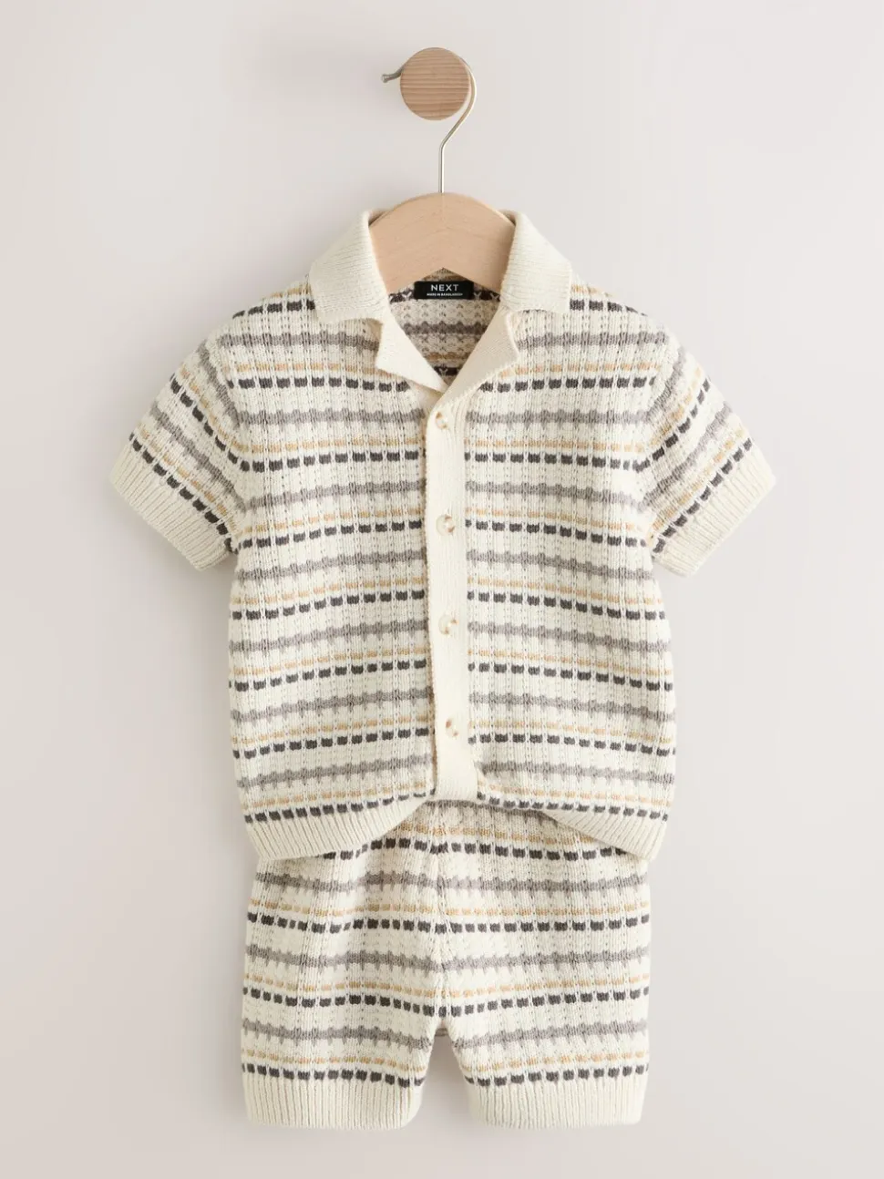 Neutraal - Set van gebreid poloshirt met textuur en reverskraag en shorts (3mnd -10jr)