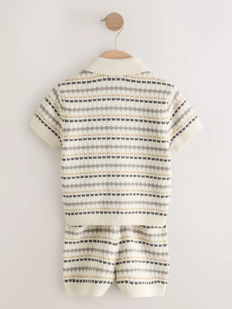 Neutraal - Set van gebreid poloshirt met textuur en reverskraag en shorts (3mnd -10jr)
