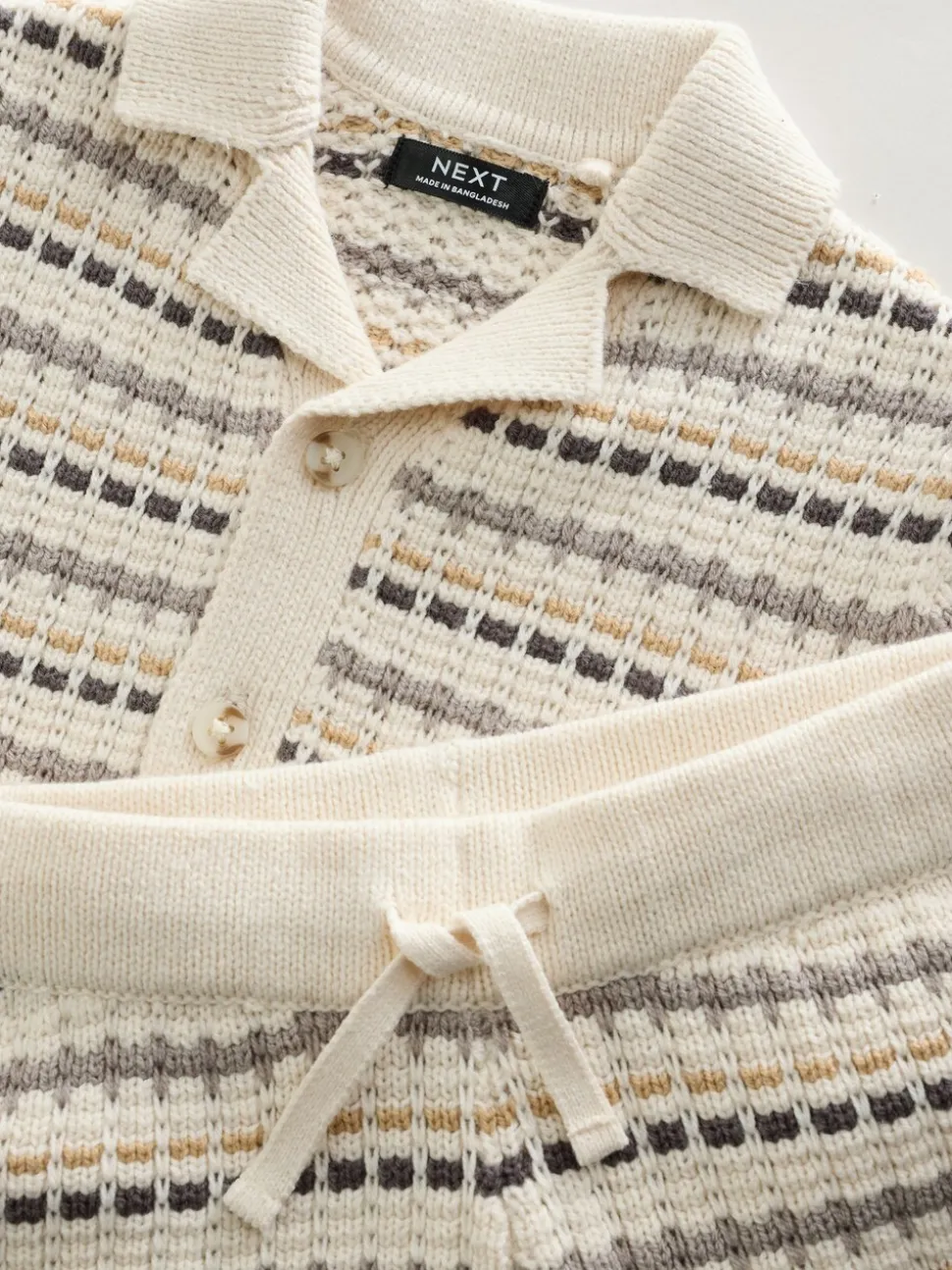 Neutraal - Set van gebreid poloshirt met textuur en reverskraag en shorts (3mnd -10jr)