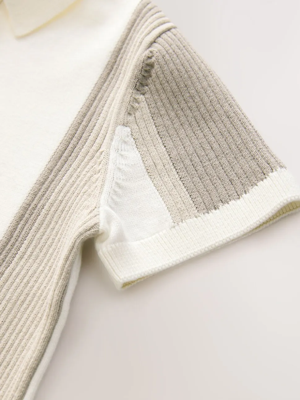 Neutraal met kleurvlakken - Gebreid poloshirt met rits bij de hals (3-16jr)