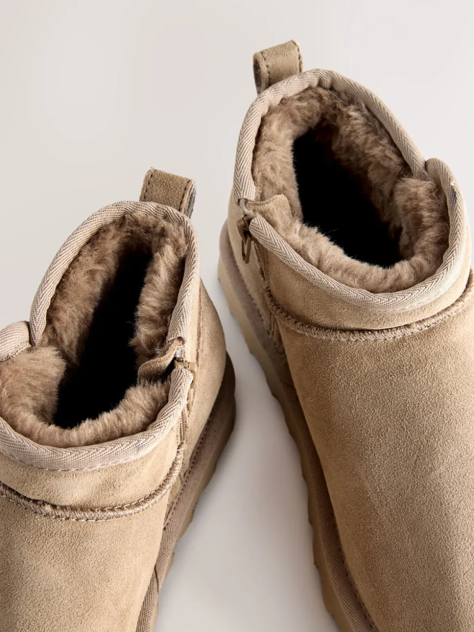 Neutraal taupe suède - Waterafstotende enkellaarzen van imitatiebont