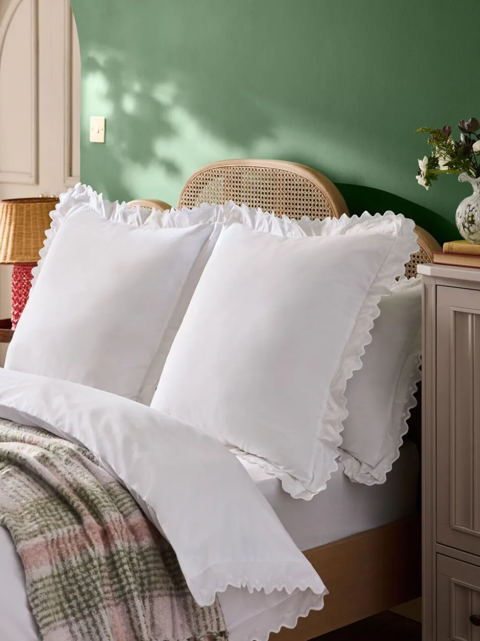 Nina Campbell Set of 2 Jester Scallop Spot 200 Thread Count Pillowcases