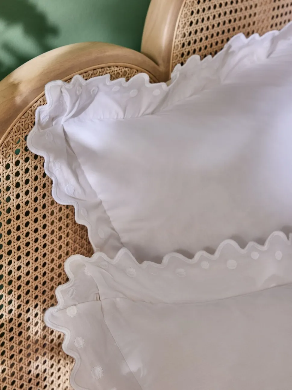 Nina Campbell Set of 2 Jester Scallop Spot 200 Thread Count Pillowcases