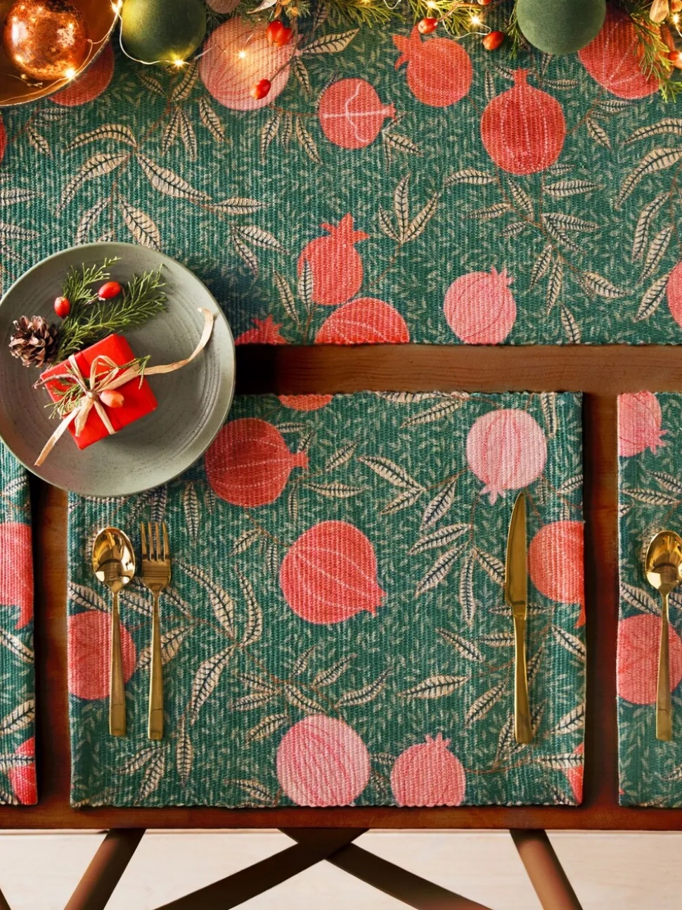 Paoletti - Set van 4 kersttafelplacemats in paarsrood plus grote tafelloper
