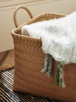 Plastic gevlochten opslagmand
