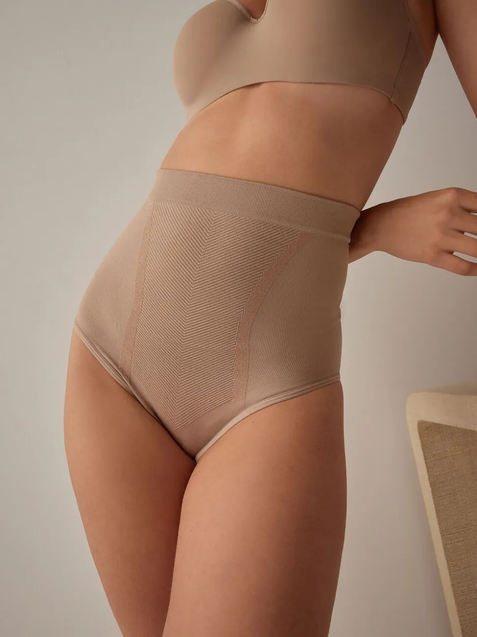 Praline nude - Vormgevende naadloze slip voor gladdere dijen met stevige buikcorrectie