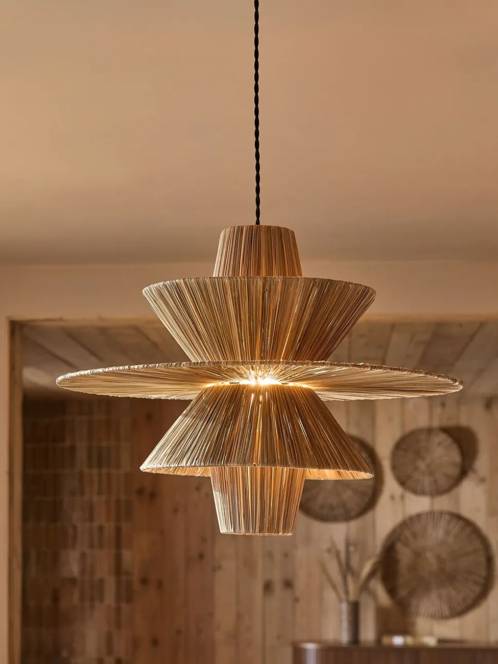 Rieten plafondlamp met gemakkelijk te monteren kap