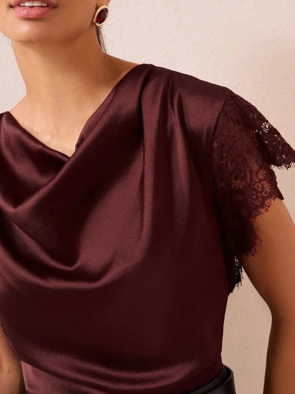 Rood - Friends Like These satijnen blouse met kanten detail en watervalhals