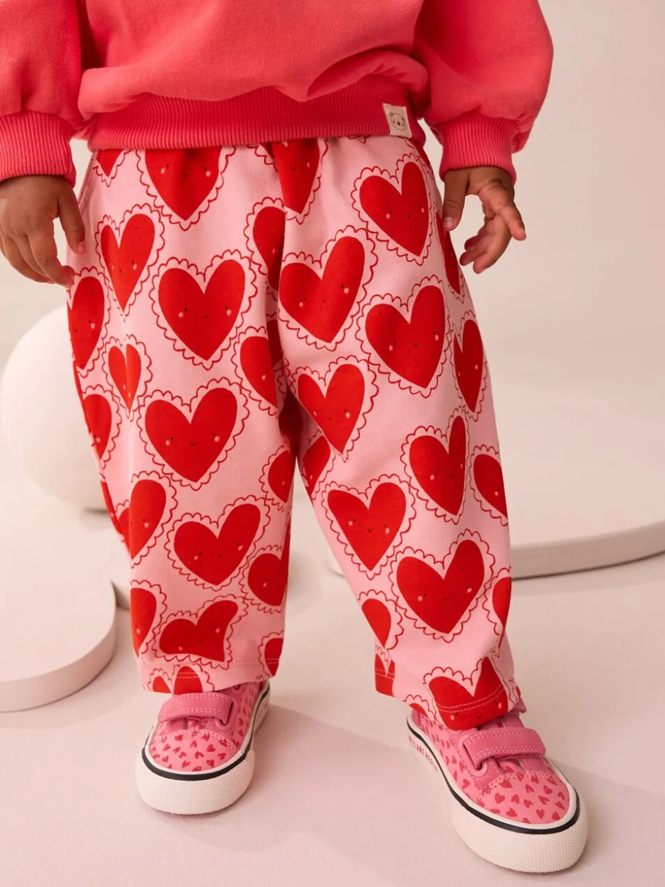 Rood met hartjesprint - Broek met structuur en wijde kortere pijpen (3mnd -7jr)