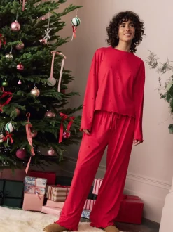 Rood met sterren - Zachte pyjama met lange mouwen en hartjesprint