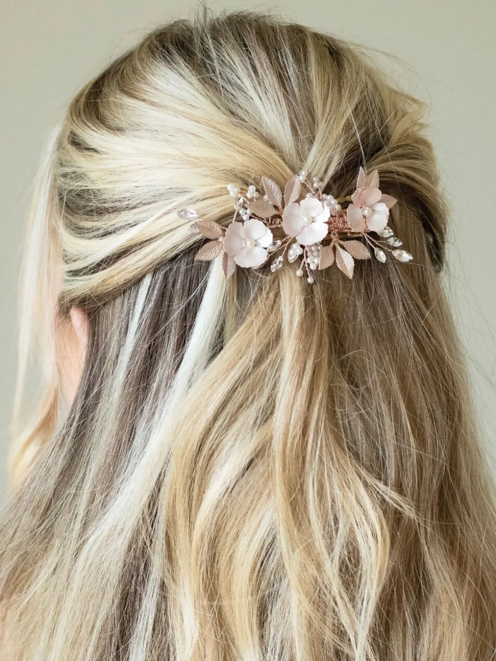 Roségoudkleurig - Ivory & Co - Gardenia klem met kristallen, parels en geëmailleerde bloem