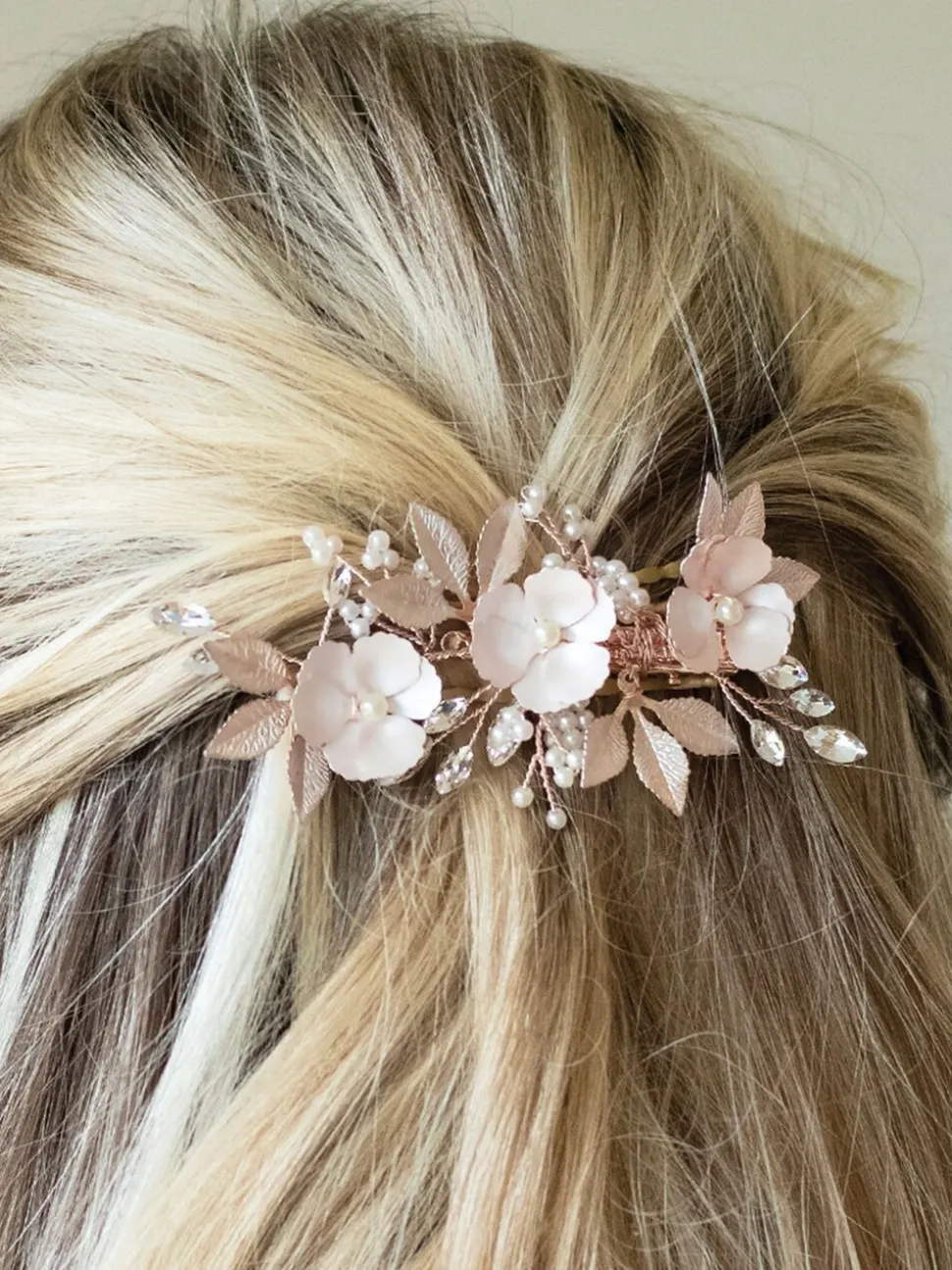 Roségoudkleurig - Ivory & Co - Gardenia klem met kristallen, parels en geëmailleerde bloem