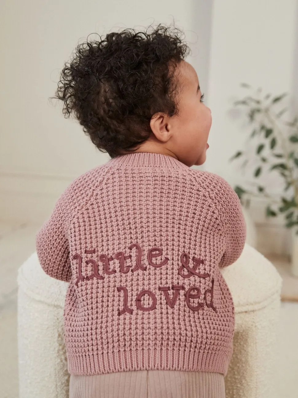 Roze - Gebreid babyvestje met geborduurde slogan op de rug (0mnd-2jr)