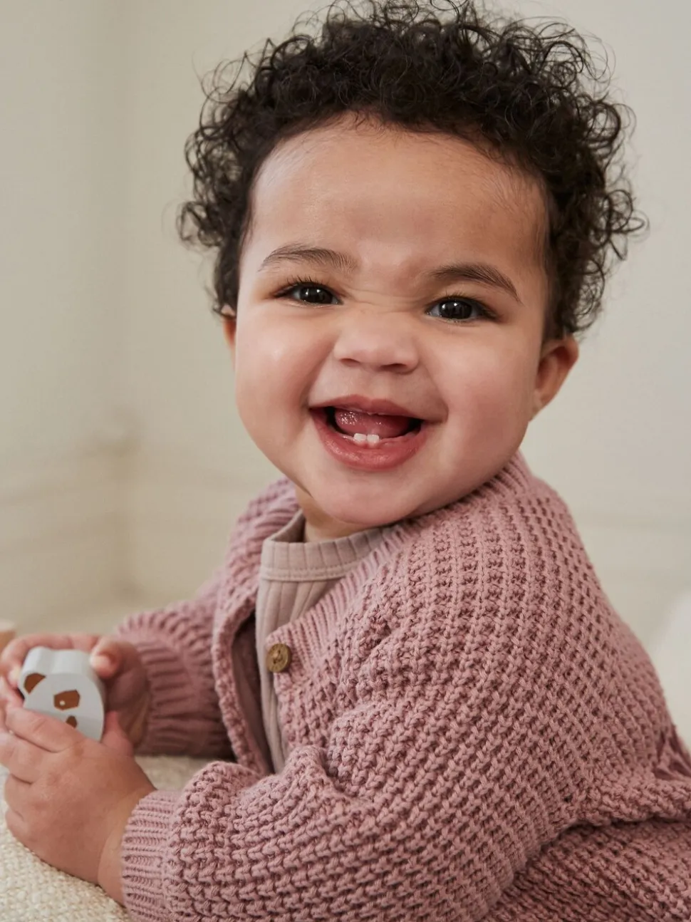 Roze - Gebreid babyvestje met geborduurde slogan op de rug (0mnd-2jr)