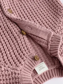 Roze - Gebreid babyvestje met geborduurde slogan op de rug (0mnd-2jr)