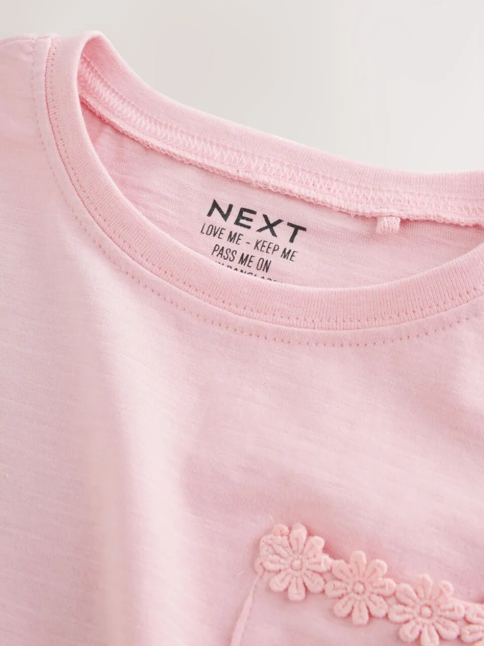 Roze - T-shirt met zakje en madeliefjesprint (1,5-16 jr)