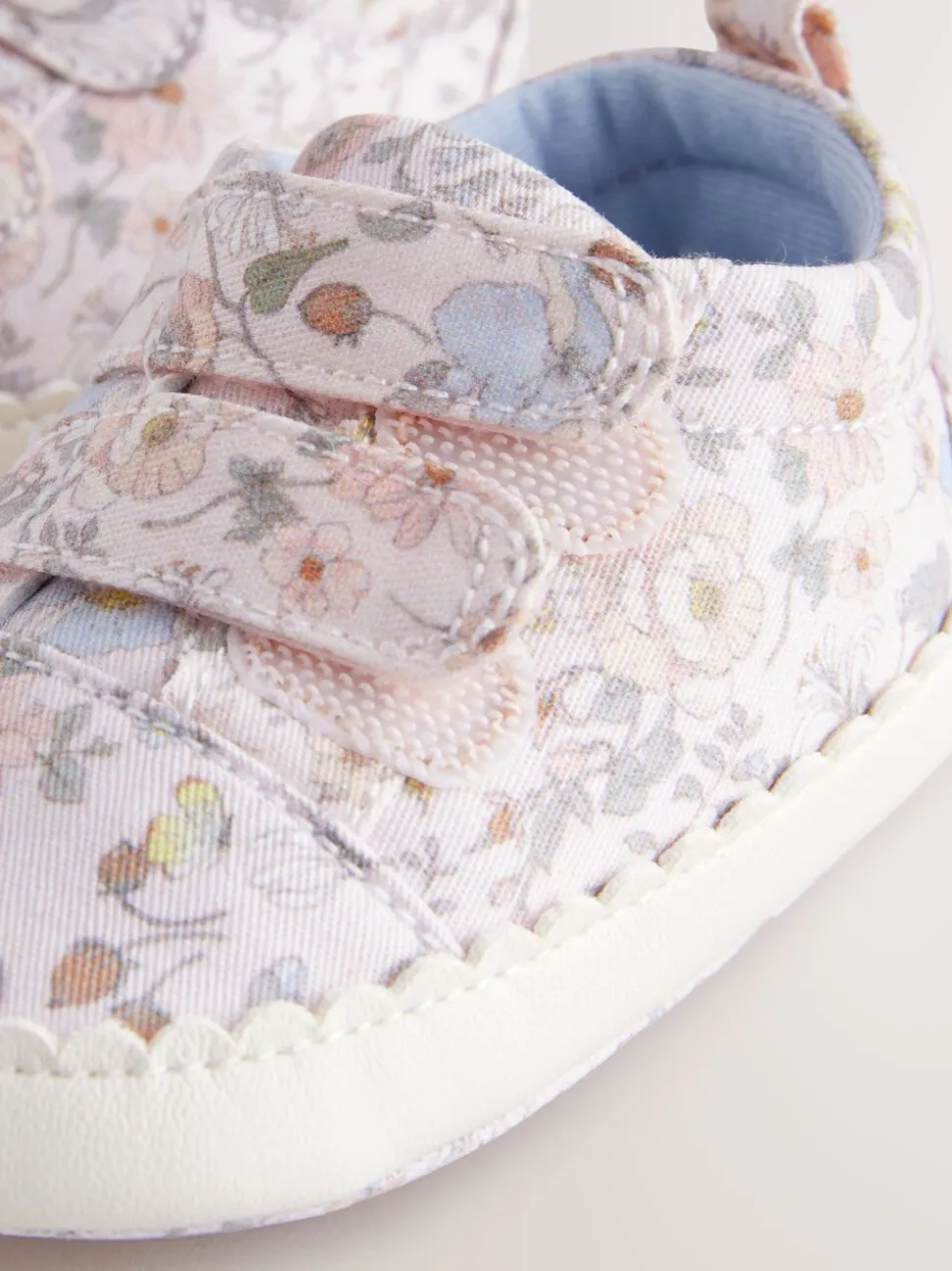 Roze bloemen - Babyschoentjes met klittenbandsluiting (0 - 24 mnd)